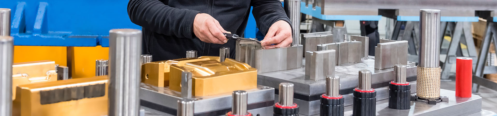 Mitarbeiter an Maschine im Werkzeugbau