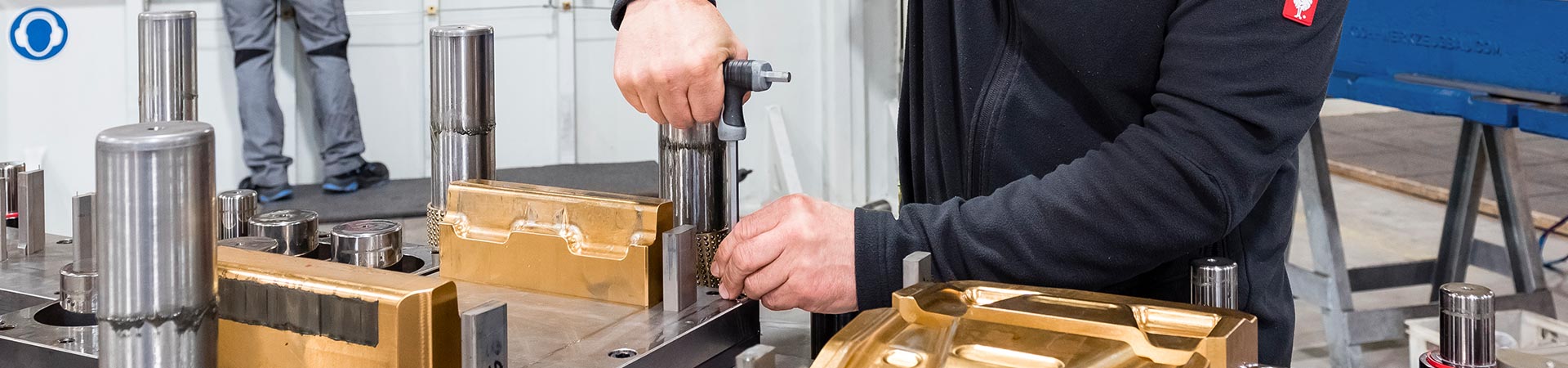 Mitarbeiter beschäftigt im Werkzeugbau