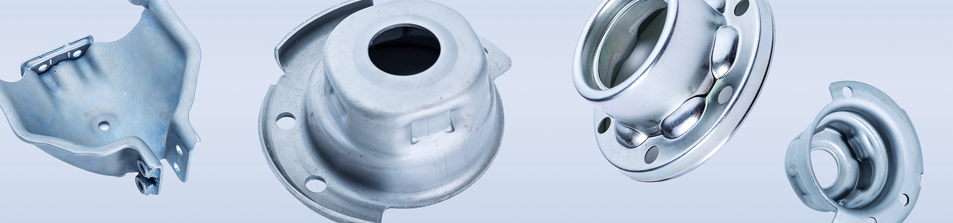 diverse Tiefziehteile vor weißem Hintergrund