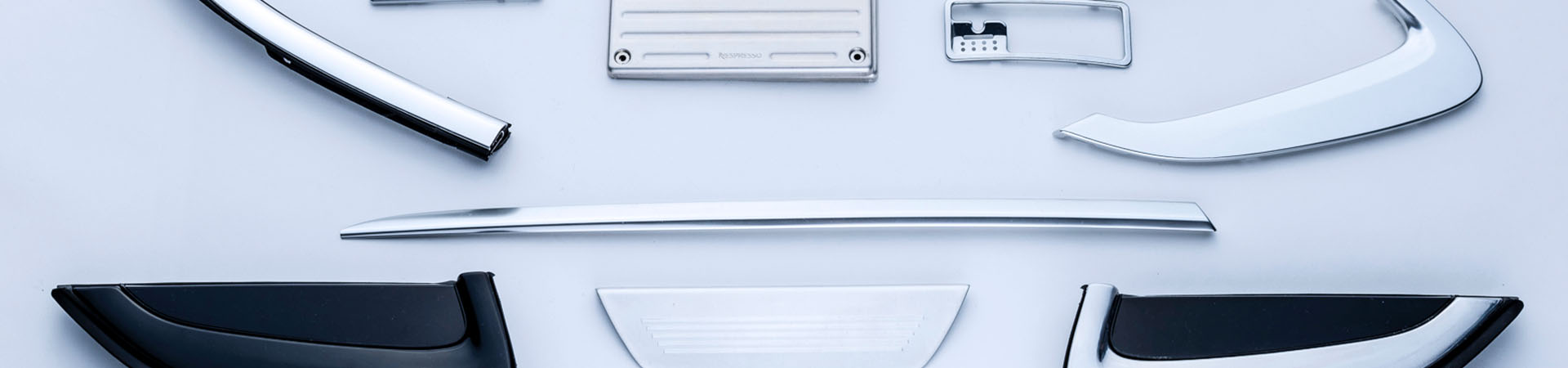 Deko Teile Automotive auf weißem Auto